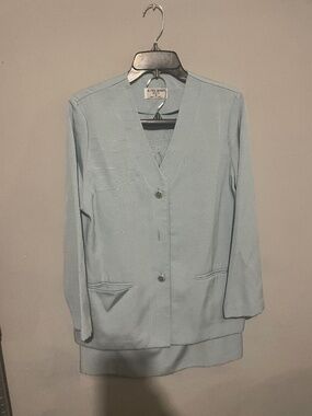 Alfred Dunner women’s size 8P light blue skirt suit